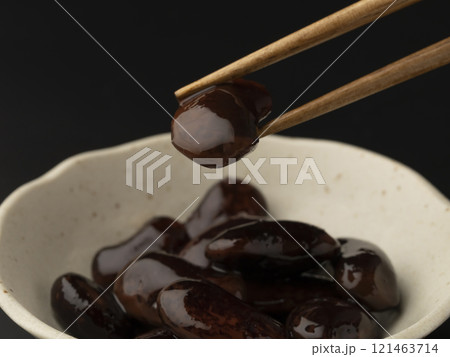 花豆の煮豆を箸で持ち上げる 花豆の煮豆を箸で持ち上げる 121463714