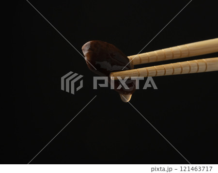 花豆の煮豆を箸で持ち上げる 花豆の煮豆を箸で持ち上げる 121463717