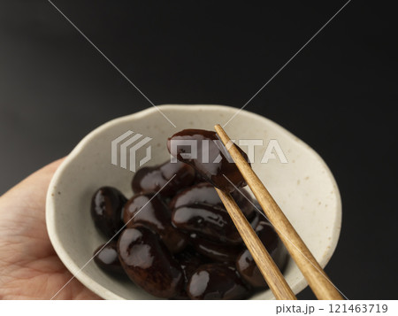 花豆の煮豆を箸で持ち上げる 121463719