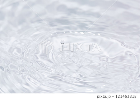 水面に落ちる水滴. 水面に落ちる水滴. 121463818