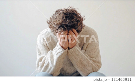 落ち込んで顔を両手で覆う男性 落ち込んで顔を両手で覆う男性 121463911
