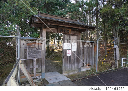 岡山県津山市にある回遊式日本庭園「衆楽園」：北門（裏門） 121463952