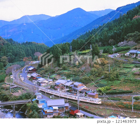 山間の集落を走る飯田線の普通列車 121463973
