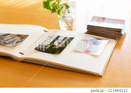 テーブルの上のアルバムと積み重ねた写真プリント テーブルの上のアルバムと積み重ねた写真プリント 121464122