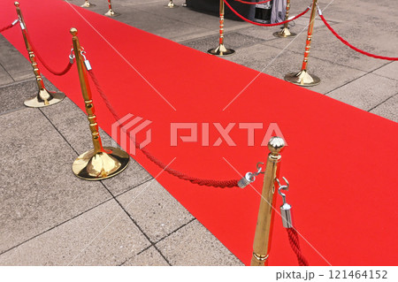 屋外にひかれたレッドカーペット 屋外にひかれたレッドカーペット 121464152