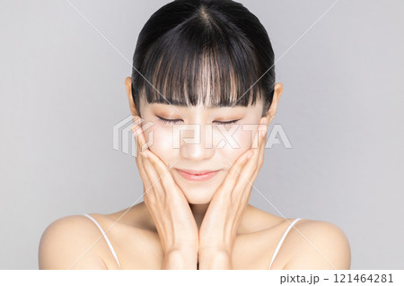 女性　スキンケアイメージ 121464281