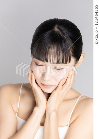 女性 スキンケアイメージ 女性 スキンケアイメージ 121464365