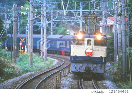 東海道本線を走る寝台特急出雲号 121464491