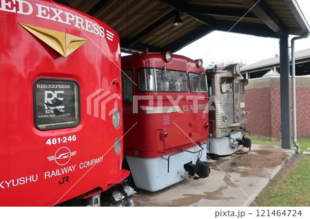 赤い電車 121464724