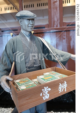 駅弁売りの人形 駅弁売りの人形 121464742