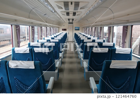 特急列車の車内 121464760