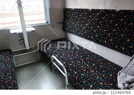 客車の座席 121464768