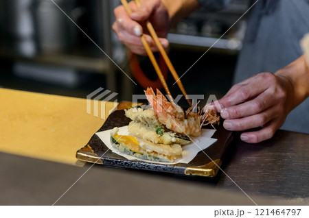 天ぷらを盛り付ける料理人の手元 天ぷらを盛り付ける料理人の手元 121464797