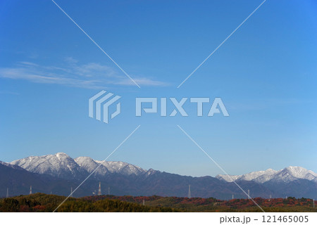 【風景・背景素材】冠雪の山並みと青空 121465005