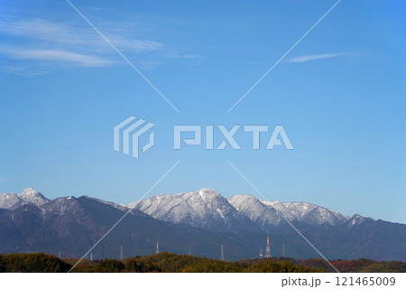 【風景・背景素材】冠雪の山並みと青空 【風景・背景素材】冠雪の山並みと青空 121465009