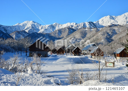 新雪に輝く銀山平のログハウス群と越後三山 新雪に輝く銀山平のログハウス群と越後三山 121465107