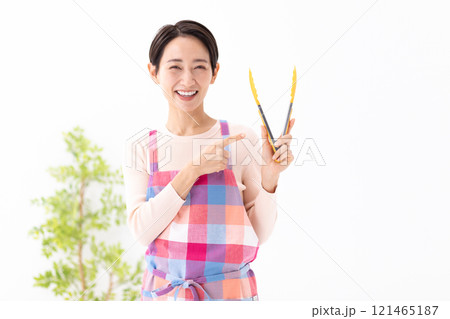 調理器具を指差す女性のイメージ　(写真素材) 121465187