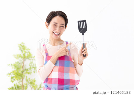 調理器具を指差す女性のイメージ　(写真素材) 121465188