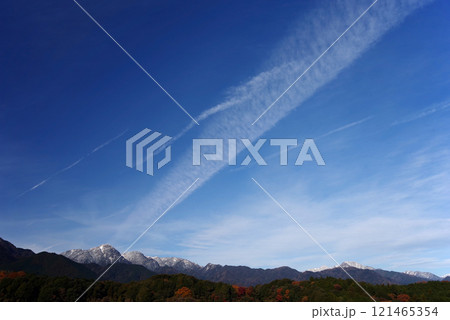 【風景・背景素材】冠雪の山並みと筋雲広がる空 121465354