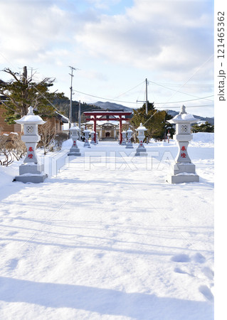 冬の北海道八雲町落部で落部八幡宮境内の風景を撮影 121465362