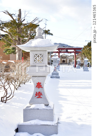 冬の北海道八雲町落部で落部八幡宮境内の風景を撮影 121465365