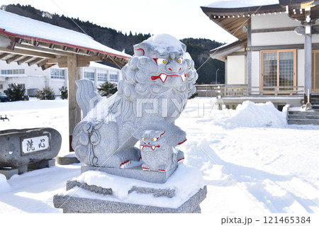 冬の北海道八雲町落部で落部八幡宮境内の風景を撮影 121465384