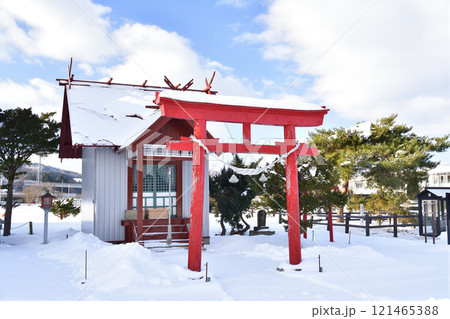 冬の北海道八雲町落部で落部八幡宮境内の風景を撮影 121465388