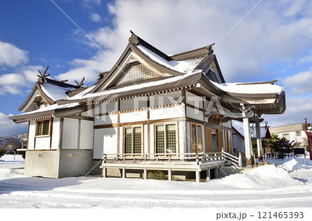 冬の北海道八雲町落部で落部八幡宮境内の風景を撮影 121465393