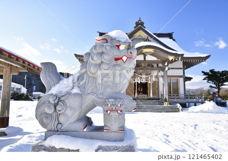 冬の北海道八雲町落部で落部八幡宮境内の風景を撮影 121465402