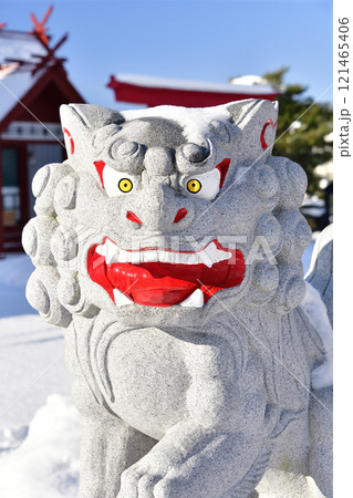 冬の北海道八雲町落部で落部八幡宮境内の風景を撮影 121465406
