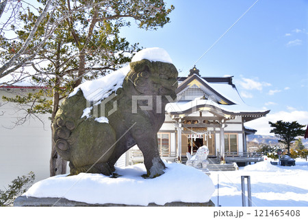 冬の北海道八雲町落部で落部八幡宮境内の風景を撮影 121465408