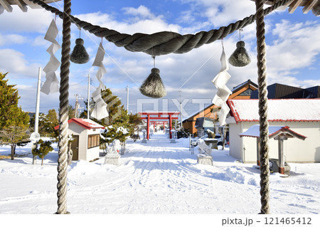 冬の北海道八雲町落部で落部八幡宮境内の風景を撮影 121465412