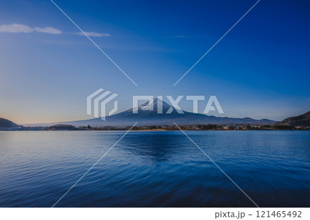 青空と湖面に映る富士山の絶景 121465492