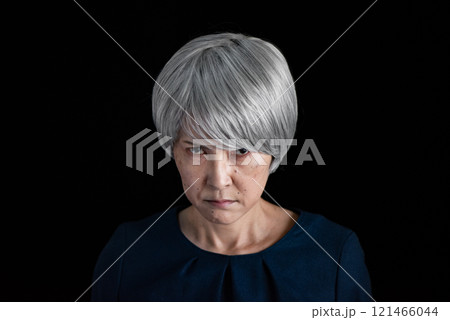 不満げなシニア女性 121466044