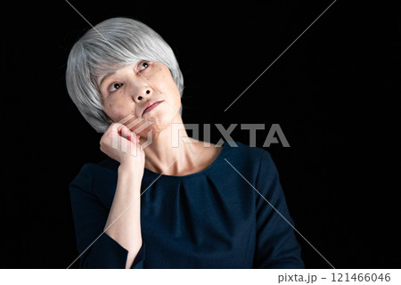 考えるシニア女性 121466046