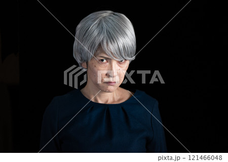 にらみつけるシニア女性 121466048