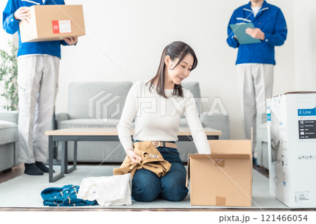 荷物引き取り時間でもまだ箱詰めする主婦 121466054
