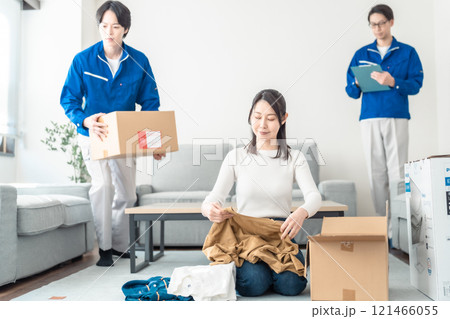 荷物引き取り時間でもまだ箱詰めする主婦 121466055