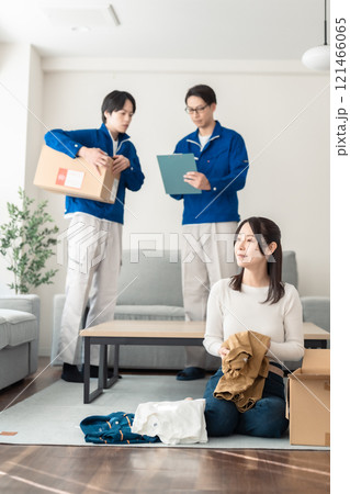 荷物引き取り時間でもまだ箱詰めする主婦 121466065