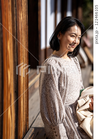 古民家の縁側でくつろぐミドル女性 121466105