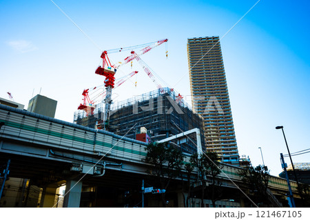 東京 首都高速と建設中のタワークレーン 2024.11　a-2 高彩度コントラスト 121467105