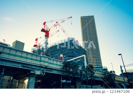 東京 首都高速と建設中のタワークレーン 2024.11　a-3 暖色寒色強調 121467106