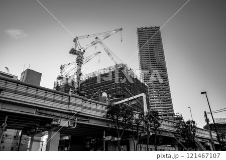 東京 首都高速と建設中のタワークレーン 2024.11　a-4 モノクロ 121467107