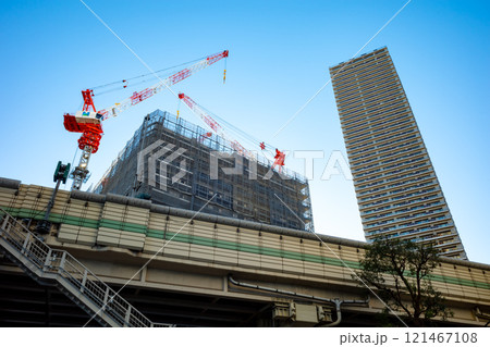 東京 首都高速と建設中のタワークレーン 2024.11　b-1 121467108