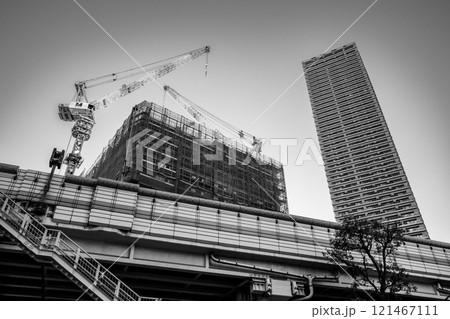 東京 首都高速と建設中のタワークレーン 2024.11 b-4 モノクロ 東京 首都高速と建設中のタワークレーン 2024.11 b-4 モノクロ 121467111