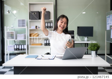 Asian business woman are delighted and happy with the work they do on their tablet, laptop 121467145