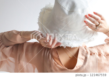 女性の後ろ姿 女性の後ろ姿 121467559