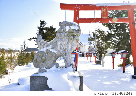 冬の北海道八雲町東野で東野恵比須神社境内の風景を撮影 121468242