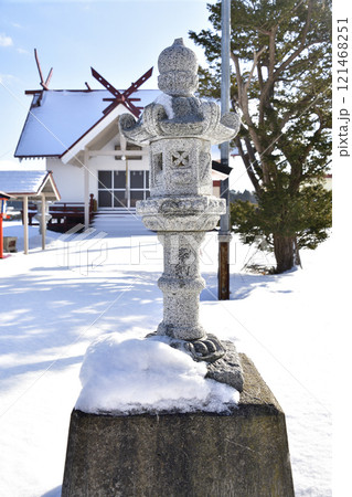 冬の北海道八雲町東野で東野恵比須神社境内の風景を撮影 121468251