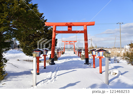 冬の北海道八雲町東野で東野恵比須神社境内の風景を撮影 121468253